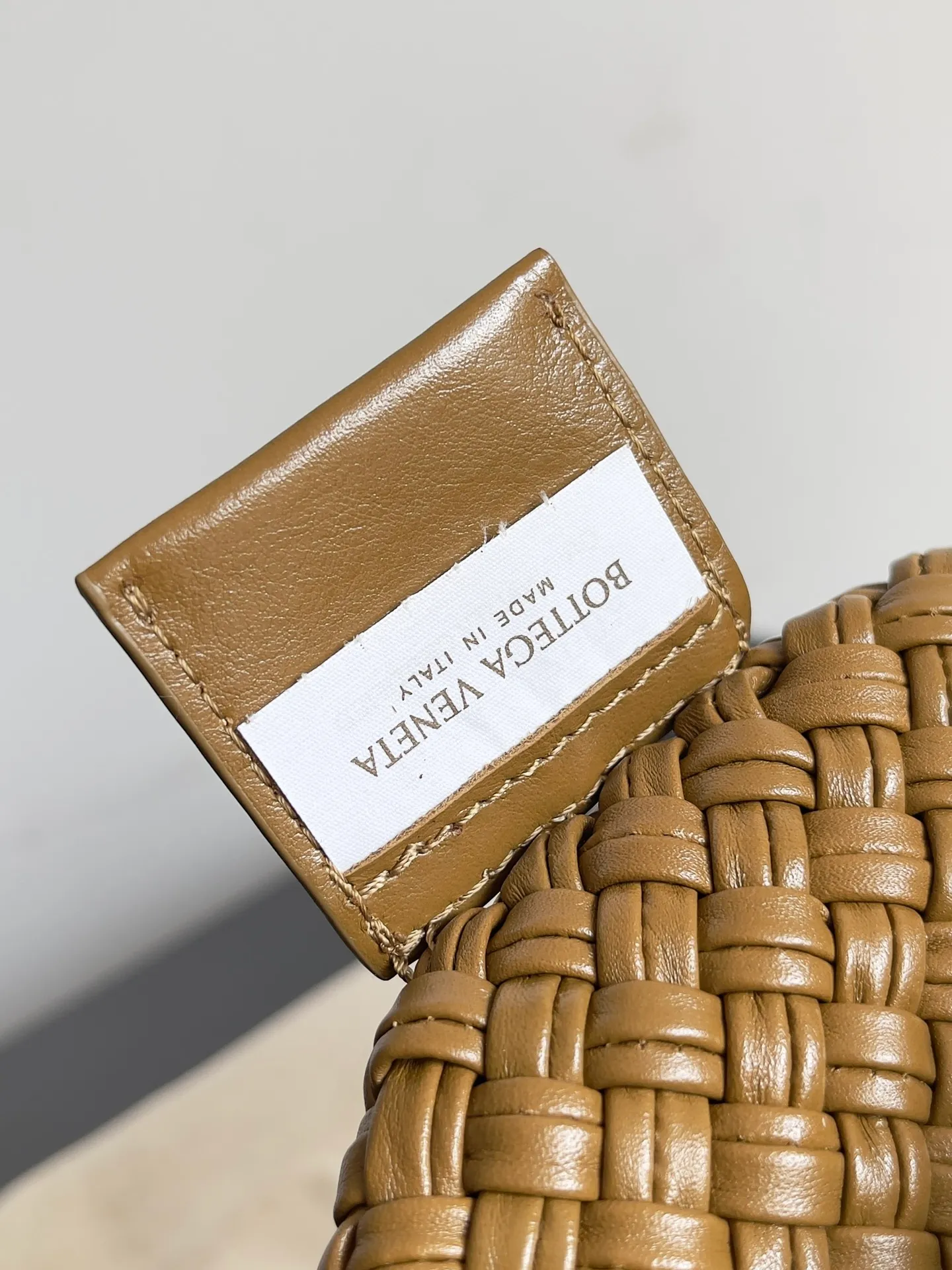 Batch 5760 BV collectible small woven handbags are really YYDS!! Bottega Veneta’s most classic small woven handbags are back! ! We use the highest quality leather with the highest craftsmanship❤️ to create the most expensive works. We have created the original Intrecciato leather weaving process❤️ This unique traditional exclusive leather weaving method has not only become our logo but also reflects the time-consuming and labor-intensive craftsmanship of our products❤️ The new TOSCA handbag must be a selection worth collecting🆕 Style number: 716974 Size: 27*9*18cm